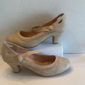 Chase &  Chloe beige neutral round toe pumps lace  detail